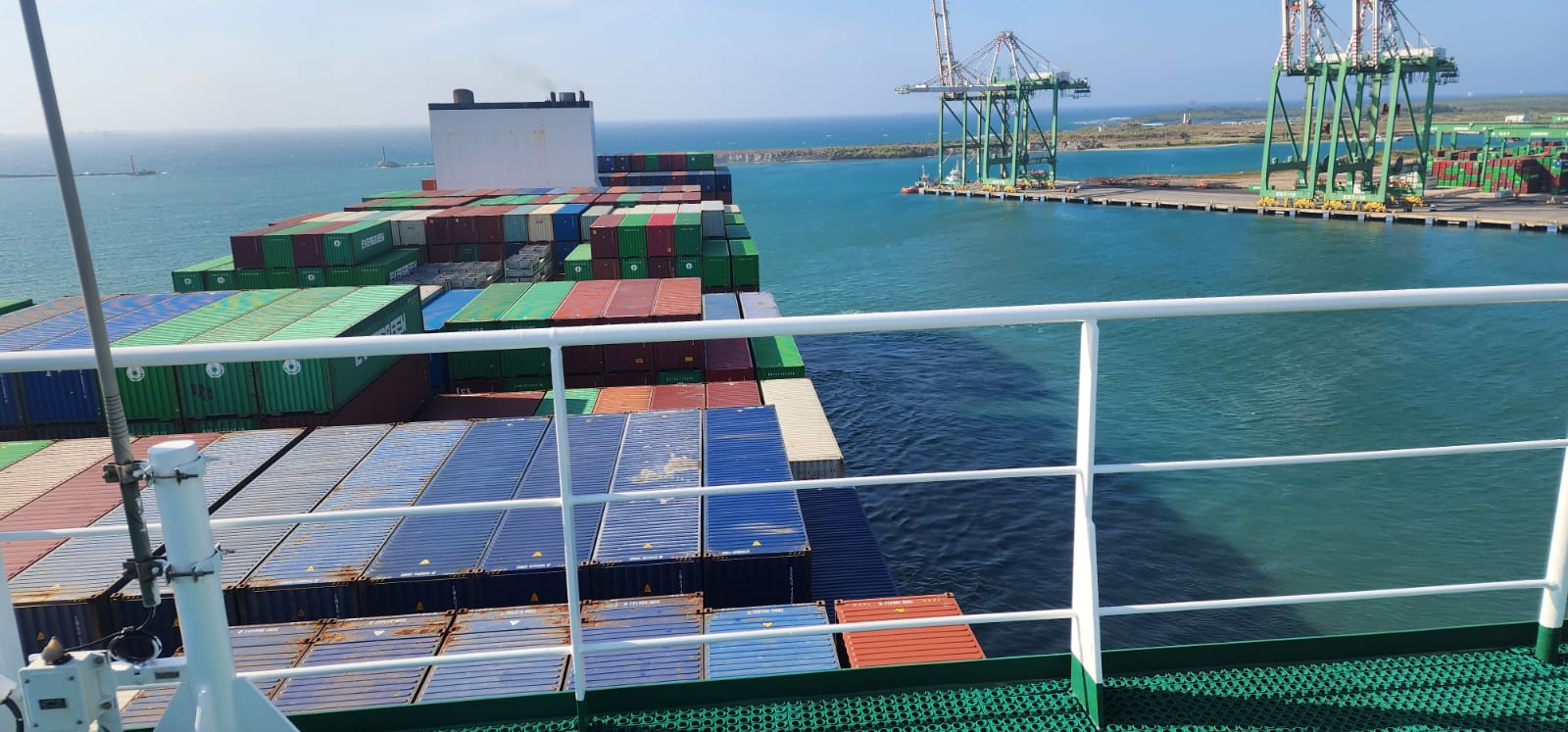 Maniobras de Precisión: Atraque en Puerto de Colón Container Terminal